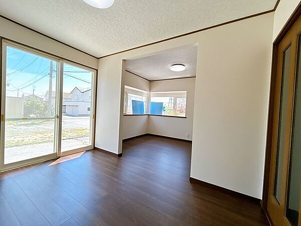 【リフォーム済】南側6帖洋室です。床は重ね張りをしました。