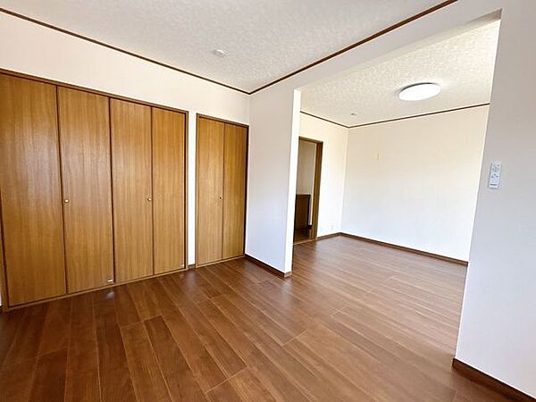 【リフォーム済】西側6帖洋室です。壁、天井はクロスの張替を行いました。2つの洋室がつながっているので主寝室にもピッタリです。