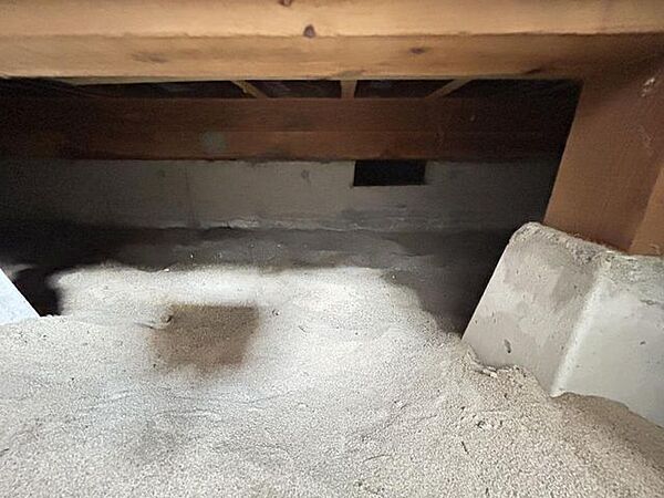 中古住宅の3大リスクである、雨漏り、主要構造部分の欠陥や腐食、給排水管の漏水や故障を2年間保証します。その前提で床下まで確認の上でリフォームし、シロアリの被害調査と防除工事もおこないます。