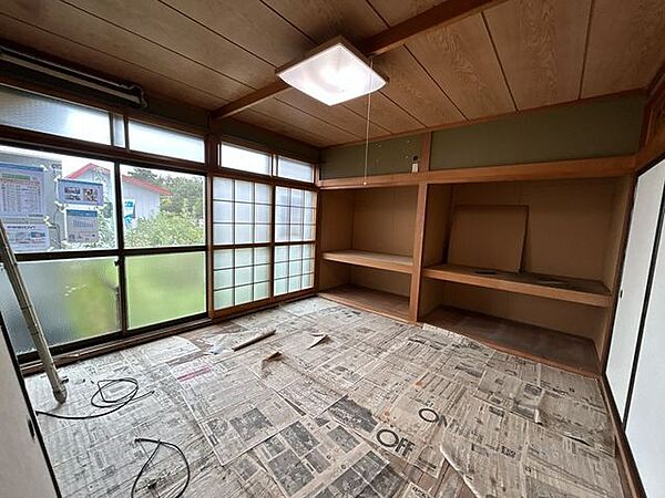 【リフォーム中】和室から洋室へと間取り変更をします。フローリングに張替をし、壁、天井はクロスを貼ります。