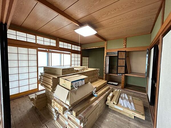 【リフォーム中】和室は畳を表替えします。収納の中はクロスを貼ります。