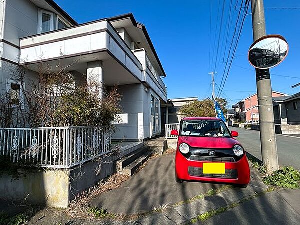 【リフォーム予定】駐車場は玄関前に普通車1台分のスペースがあります。また車庫もございます。