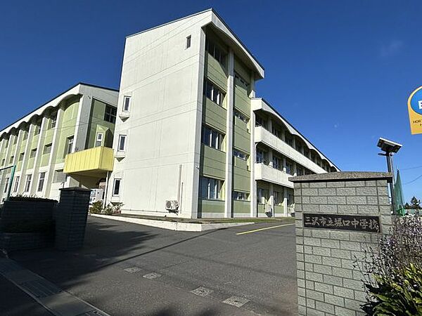 堀口中学校まで約350ｍ（徒歩5分）です。