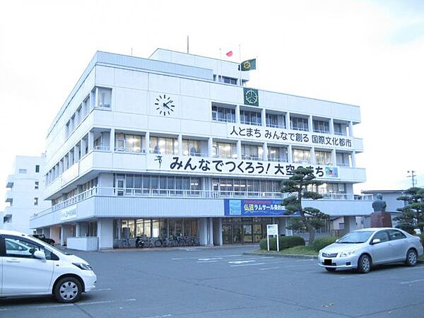三沢市役所まで約1200ｍ（徒歩15分）です。