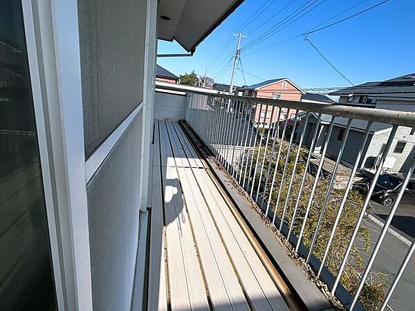 【リフォーム予定】ベランダは下地からやり替えの工事を行い、防水塗装仕上げをします。
