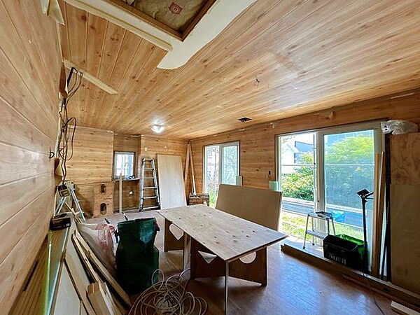 【リフォーム中】リビングです。床は重ね張りを行い、壁天井のクロスは張り替えます。