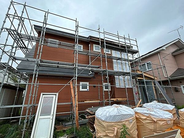 【リフォーム中】外観の別角度です。外壁は一部張替えを行い、全面塗装します。屋根は一部吹き替え工事を行い全面塗装します。