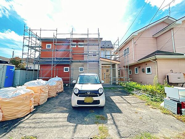 【リフォーム中】外観の別角度です。外壁は一部張替えを行い、全面塗装します。屋根は一部吹き替え工事を行い全面塗装します。