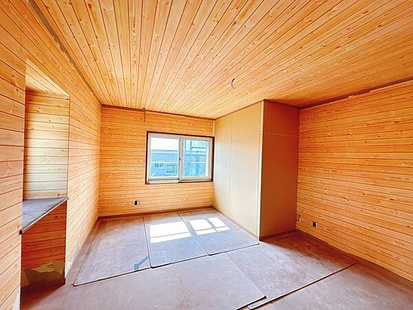 【リフォーム中】2階の東側居室です。こちらも床フローリング重ね張り、天井壁のクロスを張り替えます。ウォークインクローゼットもあり収納も十分に確保できます。