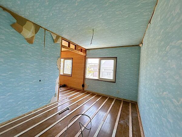 【リフォーム中】2階の南側の居室です。こちらも床フローリング重ね張り、天井壁のクロスを張り替えます。クローゼットも新設いたします。