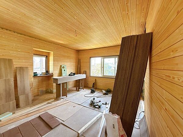 【リフォーム中】2階の東側居室です。こちらも床フローリング重ね張り、天井壁のクロスを張り替えます。ウォークインクローゼットもあり収納も十分に確保できます。