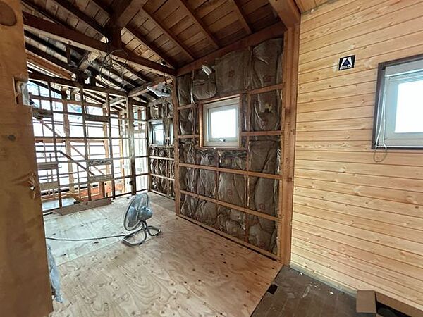 【リフォーム中】2階の東側の居室奥にあるウォークインクローゼットです。RFで拡張し広々とした収納スペースになります。