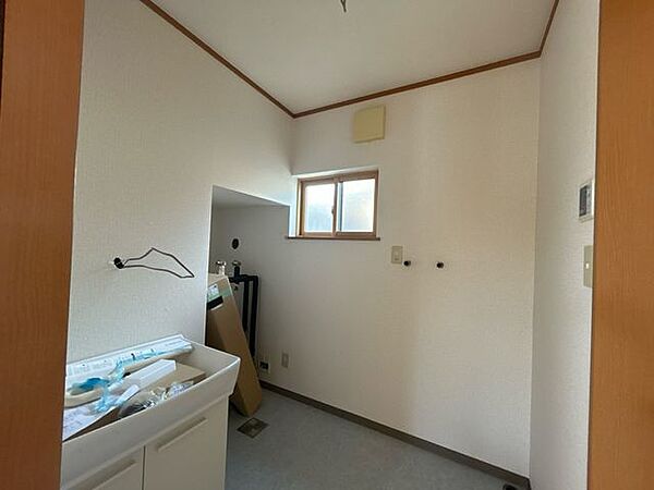 【リフォーム中】洗面室です。クッションフロアは張替を行いました。洗面化粧台を交換します。