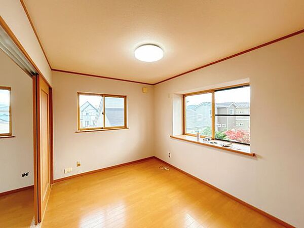 【リフォーム中】2階南東側の居室です。クロスの張替を行います。
