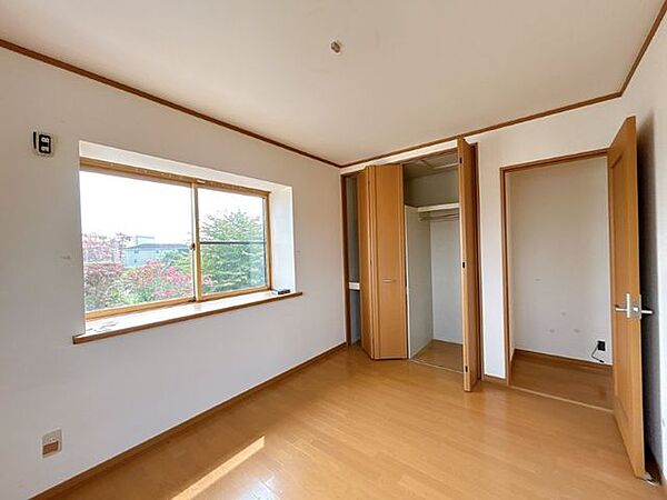 【リフォーム中】2階南東側の居室の別角度です。照明器具は交換致します。