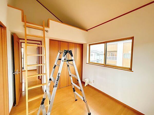 【リフォーム中】2階北東側の居室です。ロフトがあります。