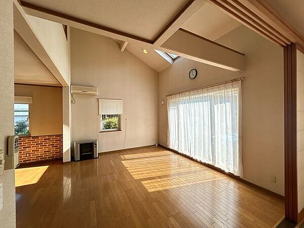 1階リビングです。南西向きに大きな窓があり、日当たりも良好です。