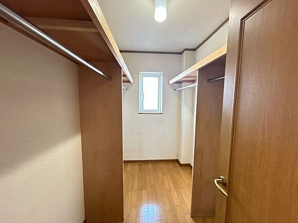 2階北西側の洋室にはウォークインクローゼットもあります。