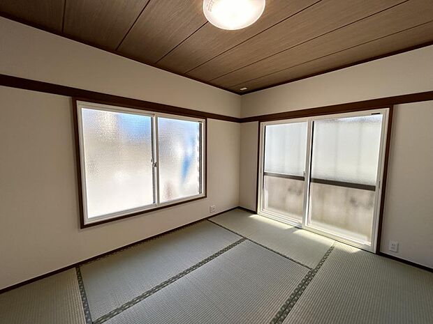 1階和室の別角度の写真です。2面採光なのでお部屋が明るくなりますね。