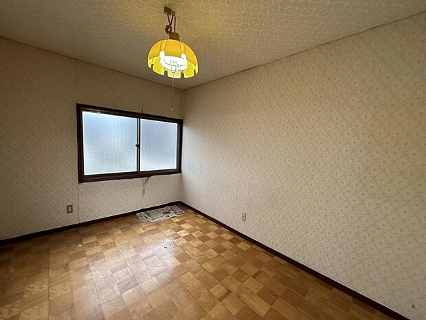 【リフォーム中】2階の6帖の洋室です。床はフローリングを張り、壁や天井はクロスを張り替えます。