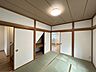 室内：1階6畳和室別角度です。各部屋の照明器具は新品のLEDライトに交換しました。リビングと繋げて広く使うこともできますね。