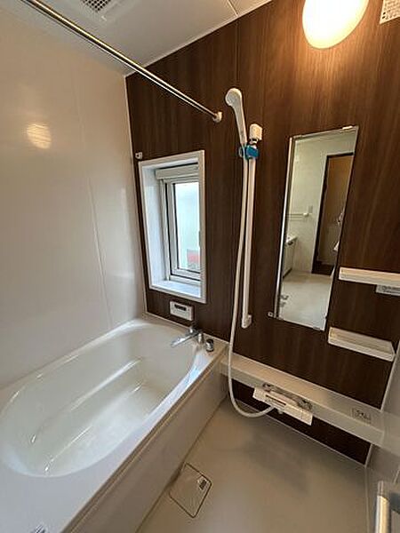 浴室はハウステック製の新品のユニットバスに交換しました。浴槽には滑り止めの凹凸があり、床は濡れた状態でも滑りにくい加工がされている安心設計です。