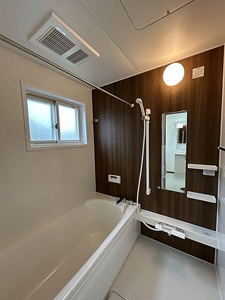浴室はハウステック製の新品のユニットバスに交換しました。浴槽には滑り止めの凹凸があり、床は濡れた状態でも滑りにくい加工がされている安心設計です。