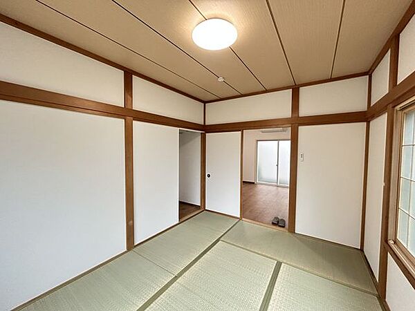 1階6畳の和室です。畳は表替えを行い、壁や天井はクロスを貼り替えました。