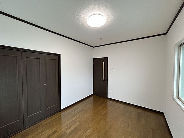 2階東側6帖洋室です。床はクリーニングをし、壁や天井はクロスを貼り替えました。