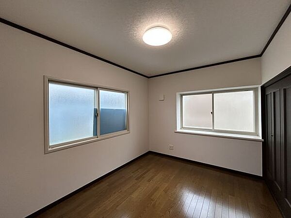 2階東側6帖洋室の別角度です。2面採光の明るいお部屋です。