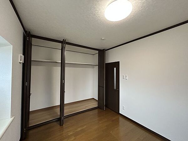 2階北側6帖洋室の別角度です。クローゼットがあるのでたくさんのお洋服を収納できますね。