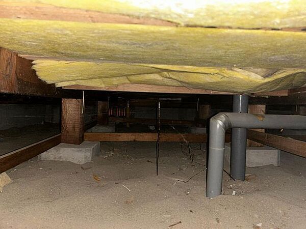 中古住宅の3大リスクである、雨漏り、主要構造部分の欠陥や腐食、給排水管の漏水や故障を2年間保証します。その前提で床下まで確認の上でリフォームし、シロアリの被害調査と防除工事もおこないました。