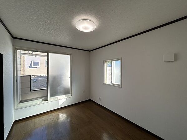 2階南側6帖洋室です。床はクリーニングをし、壁や天井はクロスを貼り替えました。