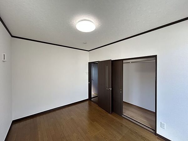 2階南側6帖洋室の別角度です。各部屋にエアコン配線、テレビ配線を行いました。