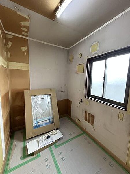 【リフォーム中】納戸です。床を張り、壁天井のクロスは張り替えます。収納に便利ですね。