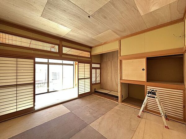 【リフォーム中】8畳和室です。畳は表替え、壁天井はクロスの張替えを行います。