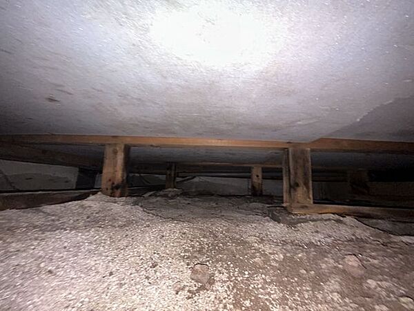 中古住宅の3大リスクである、雨漏り、主要構造部分の欠陥や腐食、給排水管の漏水や故障を2年間保証します。その前提で床下まで確認の上でリフォームし、シロアリの被害調査と防除工事もおこないます。
