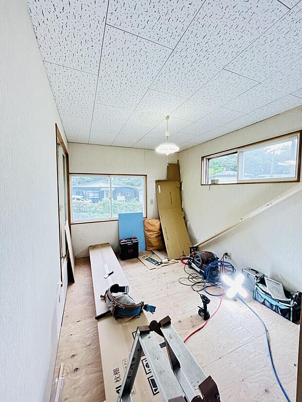 【リフォーム中】2階居室の別アングル写真です。3面採光の明るいお部屋です。
