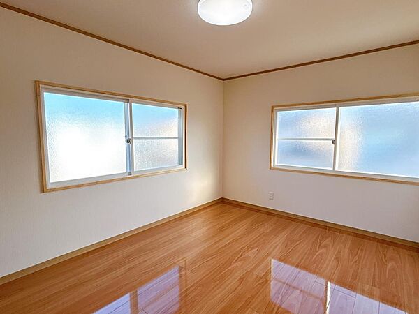 【リフォーム済】2階約5.25帖洋室の別アングルの写真です。フローリング張り、壁天井クロス仕上げ、照明新品交換、クローゼット新設等を行いました。