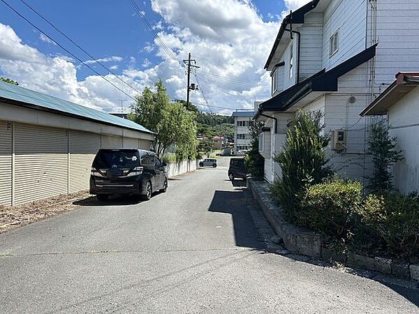 前面道路の写真です。幅員約6mあるので、大きいお車でも通行しやすくなっております。