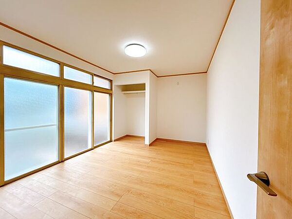 【リフォーム済】南側約8帖洋室にリフォームするお部屋です。フローリング張り、壁天井クロス仕上げ、照明新品交換等を行いました。