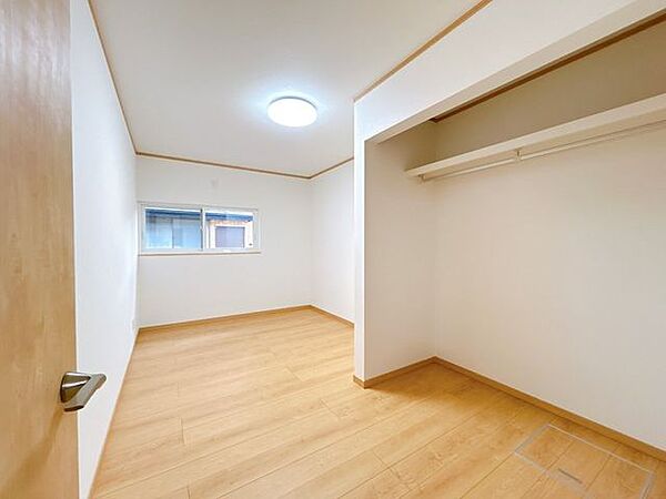 【リフォーム済】北側約6帖洋室にリフォームするお部屋です。フローリング張り、壁天井クロス仕上げ、照明新品交換等を行いました。