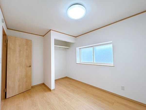 【リフォーム済】北側約5.34帖洋室にリフォームするお部屋です。フローリング張り、壁天井クロス仕上げ、照明新品交換等を行いました。