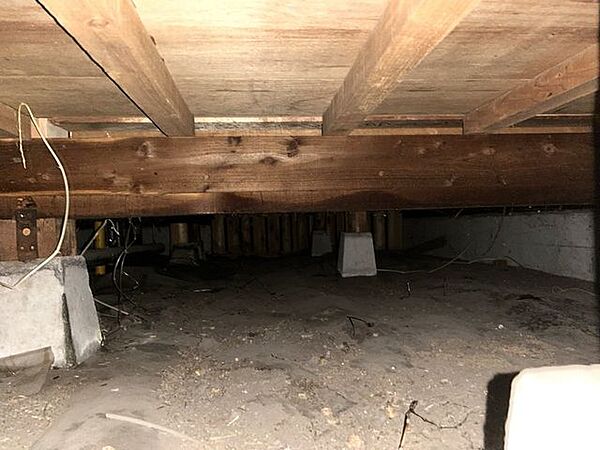 中古住宅の3大リスクである、雨漏り、主要構造部分の欠陥や腐食、給排水管の漏水や故障を2年間保証します。シロアリの被害調査と防除工事もおこないます。