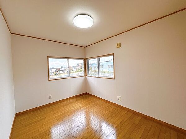 【リフォーム済】2階東側洋室6帖の写真です。クロスの貼り換えと照明交換をしました。