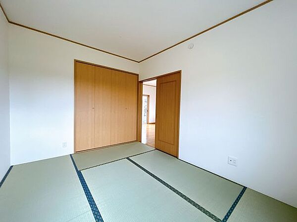 【リフォーム済】1階和室の写真です。クロス張り替えを行いました。