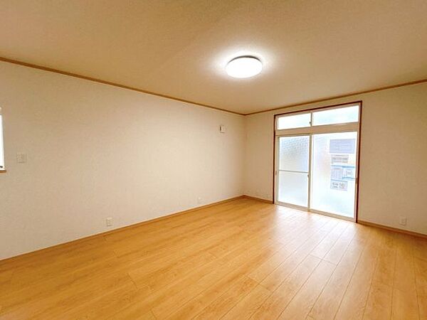 【リフォーム済】約16帖のLDKにリフォームした部屋のリビング側の写真です。