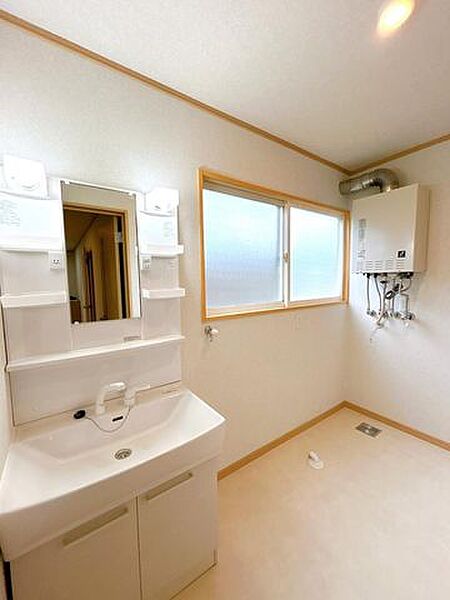 【リフォーム済】洗面所の写真です。洗面化粧台は新品に交換しました。