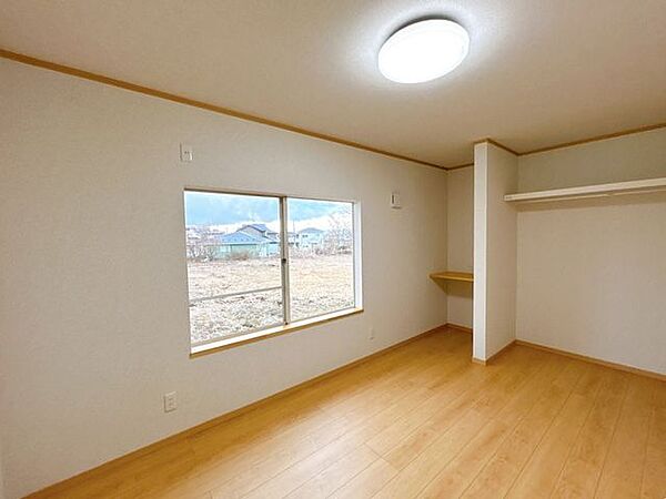 【リフォーム済】西側6.5帖洋室にリフォームするお部屋です。フローリング張り、壁天井クロス仕上げ、照明新品交換等を行いました。