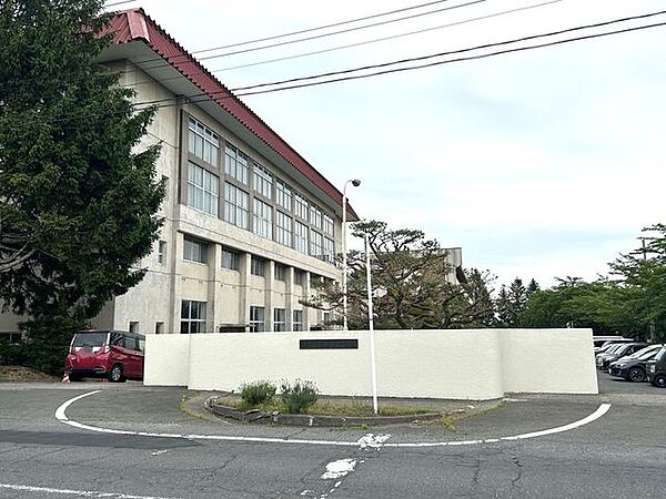 【周辺環境】五戸町立五戸中学校まで約2.3kｍ（徒歩29分） 2300m